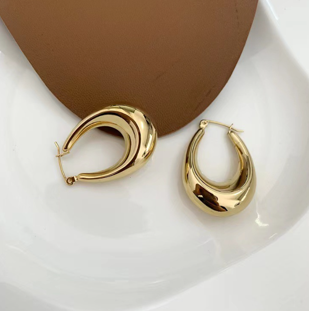 עגילים חישוק אליפסה עבים בגוון זהב - תמונה 3