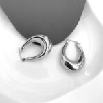 עגילים חישוק אליפסה עבים בגוון כסף - תמונה 3