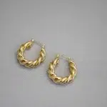 עגילים חישוק דגם ״קליאופטרה״ בגוון זהב - תמונה 5