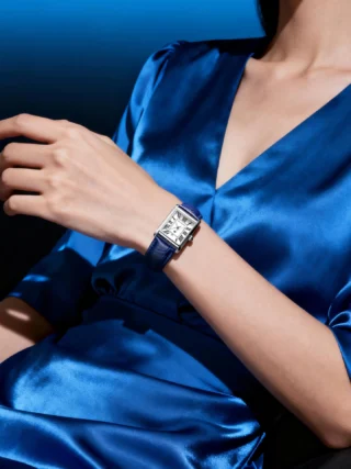 ⁨	השעון ששיגע את העולם נחת באתר! 🛬לוח לבן נקי 🤍 עם ספרות רומיות שחורות 🖤רצועה כחולה עמוקה שנותנת נוכחות עדינה 💙זכוכית Sapphire Crystal 💎עמידות למים 5ATM 💦קליל על היד, יוקרתי, מושלם ליומיום ולערב. זה השעון שמשלים את הלוק בלי להתאמץ ✨🛍 לרכישה: ⁩www.orlando.co.il/product/Pr1071