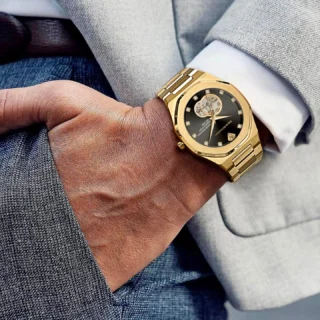 ⁨	⁨	⚡️ #Pierre_Richardsonהכירו את היהלום שבכתר -> #Pr5922 מבית Pierre Richardsonמהפכה עיצובית וטכנולוגית עטופה בציפוי זהב טהור 24 קראט, ברמת גימור שמציבה רף חדש בשוק השעונים.🔹 דיוק של אמן -> עיצוב של אגדההקווים הנקיים, המבנה המפוסל, שילוב הזהב והצבעים הקלאסיים – הכל מתכנס לשעון אחד שנראה כמו יצירת אומנות עילית.🔹 לא עוד שעון -> אלא נוכחות של ממשזהו לא עוד אביזר. זהו ביטוי לאישיות, לעוצמה ולסטייל גברי מוקפד שמסרב להתפשר.🔹 גוף פלדת 316L בציפוי זהב טהור 24 קראטעמידות יוצאת דופן, עמידות לחיים. השעון מצופה בזהב יוקרתי אמיתי, ונאטם בזכוכית ספיר -> החומר העמיד בעולם נגד שריטות.🔹 לב פועם חשוף -> מנגנון סקלטוני אוטומטילראות את מנגנון השעון מבפנים זה להבין את גאונות ההנדסה: כל גלגל שיניים, כל תנועה -> חוויה שמהפנטת את העין ומסעירה את הדמיון.🔹 לוח שחור עם אפקט “לב פתוח”משובץ ב-11 אבני מעבדה מבריקות, המוסיפות עומק, נוכחות ואופי. כל פרט מוקפד ומודגש -> בדיוק כמו שאתה אוהב.⸻⚠️ שימו לב: מדובר במהדורה מוגבלת לגברים שמבינים יוקרה אמיתית.עכשיו במחיר השקה מיוחד #למביני_עניין_בלבד🛒 לרכישה קלה ומהירה: ⁩www.orlando.co.il⁩